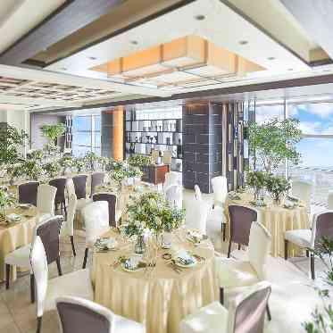 ラグナスイート新横浜 ホテル&ウエディング 白×グリーンのシンプルで落ち着いたコーデは幅広い世代から好まれる