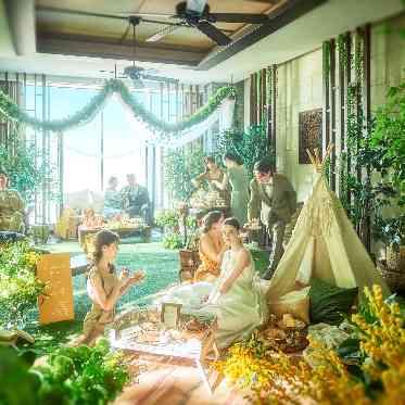 ラグナスイート新横浜 ホテル&ウエディング フロア貸切のロビーでは、お二人らしいアイテムでくつろぎの空間に