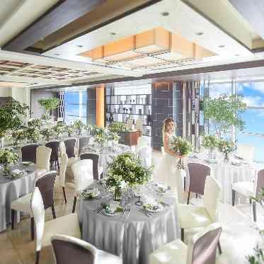 ラグナスイート新横浜 ホテル&ウエディング シンプルな会場だからテーブルクロスの色1枚変わるだけで、違った装いにすることも◎