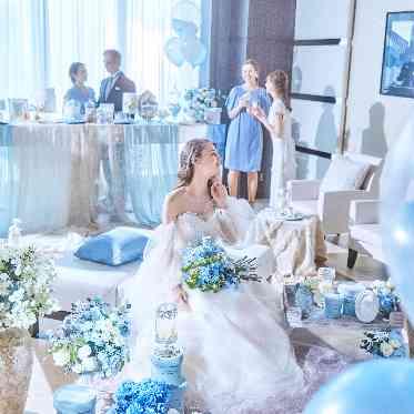 ラグナスイート新横浜 ホテル&ウエディング 披露宴会場と同じ白を基調とした隣接ロビーでデザートビュッフェなどの演出を楽しんで