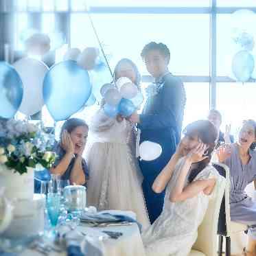 ラグナスイート新横浜 ホテル&ウエディング サプライズ感満載のスパークバルーンの演出は、ゲストと盛り上がること間違いなし