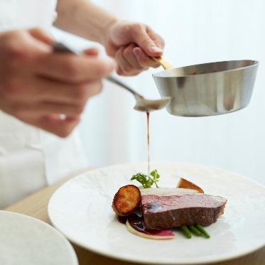 ラグナスイート新横浜 ホテル&ウエディング シェフがおひとりおひとりにお料理のお仕上げを目の前で行うことも