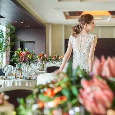 ラグナスイート新横浜　ホテル＆ウエディング 多肉系の植物をあしらった大胆な空間に繊細なドレス姿が大人の優雅さを演出する