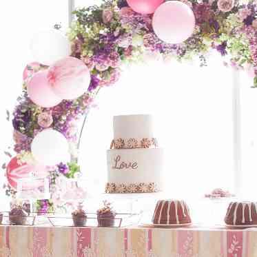 ラグナスイート新横浜 ホテル&ウエディング/エスクリウェディング 会場常設のフラワーアーチはメイン席に用意しても、ロビーでフォトブースにしてもOK