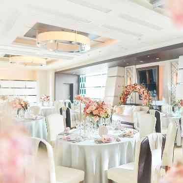 ラグナスイート新横浜 ホテル&ウエディング/エスクリウェディング 白基調の会場はお好きなお色にコーディネートして彩って