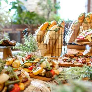 ラグナスイート新横浜 ホテル&ウエディング/エスクリウェディング 鮮やかなブッフェでお料理を楽しんで