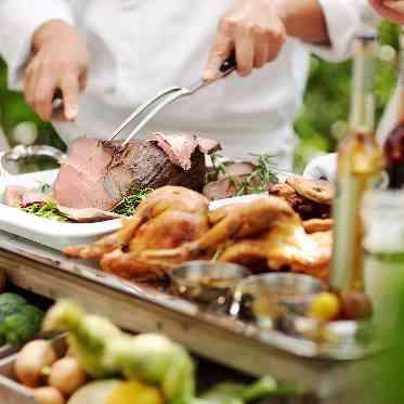 ラグナスイート新横浜 ホテル&ウエディング/エスクリウェディング シェフが目の前でお肉を切り分けるパフォーマンスなども人気