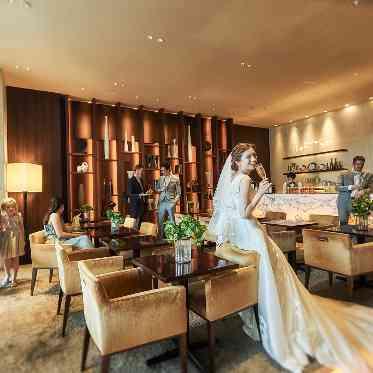 ラグナスイート新横浜 ホテル&ウエディング 挙式が終わってもホテルだから急いで帰らずゆっくりロビーで余韻を楽しむこともできる