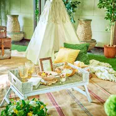 ラグナスイート新横浜 ホテル&ウエディング 全天候型でも大きな窓から入る陽光が明るい空間をつくる