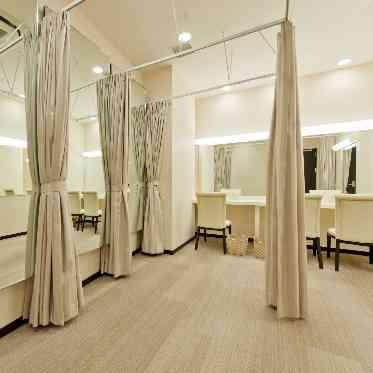 ラグナスイート新横浜 ホテル&ウエディング ゲスト更衣室も豊富にご用意があるので安心