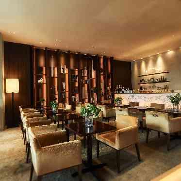 ラグナスイート新横浜 ホテル&ウエディング バーカウンター付のゲストロビーは上質空間でゆったりとした時間が過ごせる