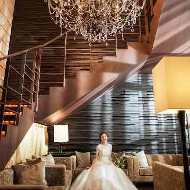 ラグナスイート新横浜 ホテル&ウエディング 大きなシャンデリアと階段のあるスポットは館内の前撮りでも人気