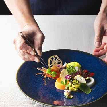 ラグナスイート新横浜 ホテル&ウエディング 繊細な盛り付けにこだわった職人の一品