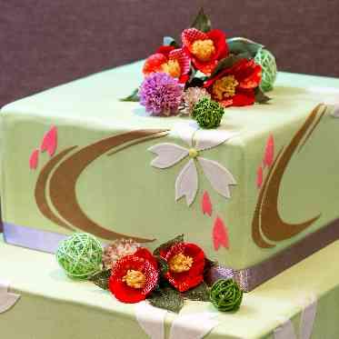 和装でのケーキカットには和のウェディングケーキでコーディネイトを