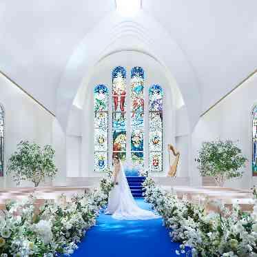 アニヴェルセル 表参道 花嫁の姿を美しく引き立てる長さ20mのロイヤルブルーのバージンロード