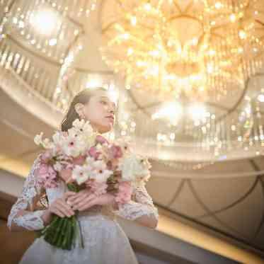 アニヴェルセル 表参道 きらめくシャンデリアが特徴