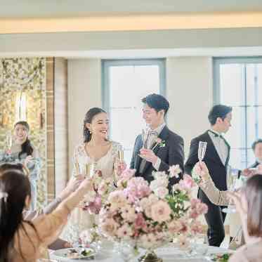 アニヴェルセル 表参道 華やかな雰囲気のパーティ会場