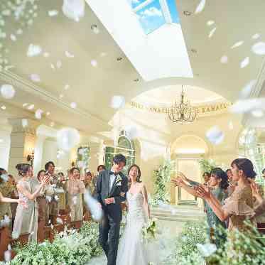 星ヶ丘迎賓館 アートグレイスクラブ 緑と陽光に包まれたチャペルでゲストから温かい祝福と拍手にお2人も笑顔がこぼれる