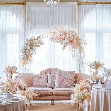 星ヶ丘迎賓館 アートグレイスクラブ ソファー席にも変更可能。2人らしいコーディネートをご提案します。