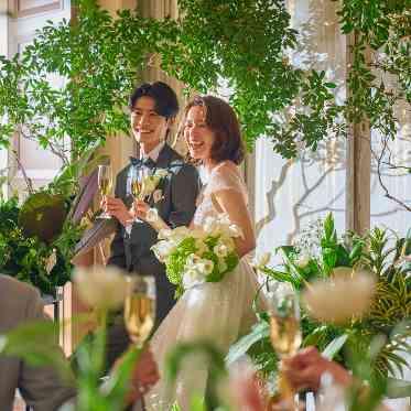 星ヶ丘迎賓館 アートグレイスクラブ 豊なら緑と落ち着いた木目調の会場が上質な雰囲気を演出。