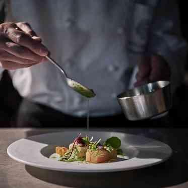 星ヶ丘迎賓館 アートグレイスクラブ シェフ自慢の一皿を丁寧に仕上げる。