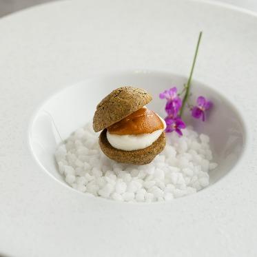 星ヶ丘迎賓館 アートグレイスクラブ フルコース前に振舞われる一口のおもてなしも嬉しい