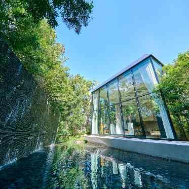 Vert Noir（ヴェールノアール）　●BRASSグループ 水と緑に囲まれた邸宅をすべて1組で貸切って、プライベートな時間を過ごせる。