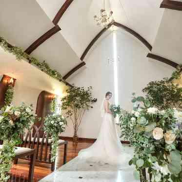 Rouge Blanc(ルージュ:ブラン) ●BRASSグループ 正面から差し込む一筋の光が、花嫁姿をより美しく引き立たせる。