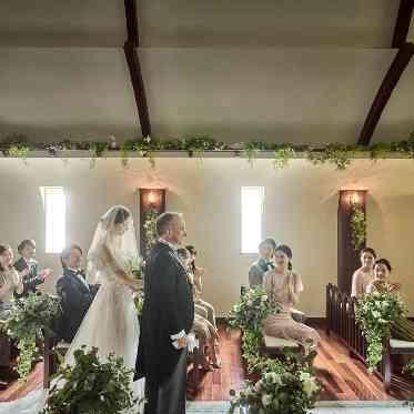 Rouge Blanc(ルージュ:ブラン) ●BRASSグループ 父と歩むバージンロード。大切なゲストにその姿をすぐそばで見守ってもらえる。