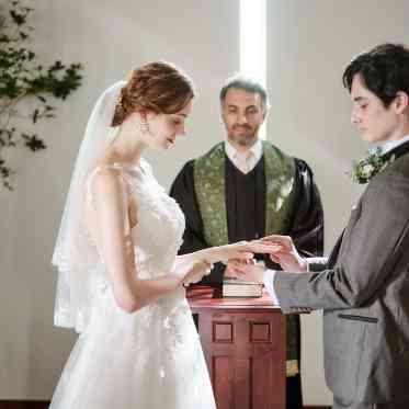 Rouge Blanc(ルージュ:ブラン) ●BRASSグループ 厳かな雰囲気の中、愛を誓う「教会式」。指輪の交換を牧師が優しく見守る。