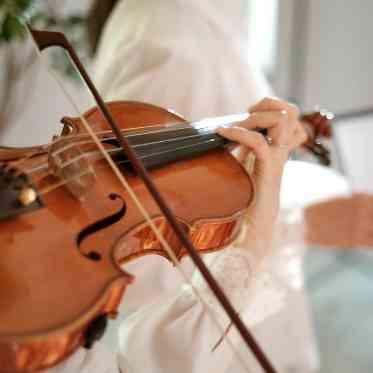 Rouge Blanc（ルージュ：ブラン）　●BRASSグループ 挙式はすべて生演奏。チャペルにバイオリンやオルガンの音色が美しく響く。