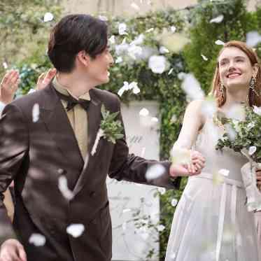 Rouge Blanc(ルージュ:ブラン) ●BRASSグループ 挙式の緊張が解けて、自然と笑顔がこぼれるガーデンでのフラワーシャワー。