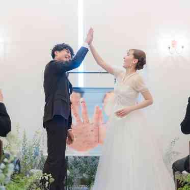 Rouge Blanc(ルージュ:ブラン) ●BRASSグループ ハイタッチで結婚証明書の完成!笑顔いっぱいで自由な挙式