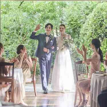 Rouge Blanc(ルージュ:ブラン) ●BRASSグループ 緑いっぱいのガーデンから入場は、フォトジェニックでおすすめの演出です。