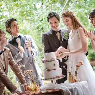 Rouge Blanc(ルージュ:ブラン) ●BRASSグループ 自然の光がふたりを優しく包むアットホームなケーキカット。