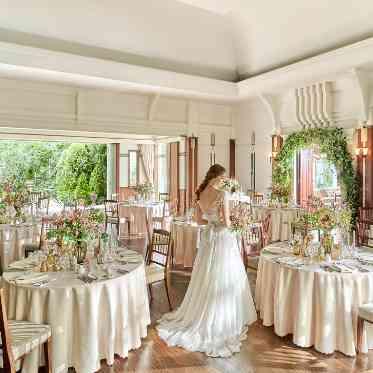 Rouge Blanc(ルージュ:ブラン) ●BRASSグループ ドレスやブーケも会場の雰囲気に合わせてトータルコーディネート。