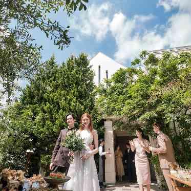 Rouge Blanc(ルージュ:ブラン) ●BRASSグループ 青空の下、ふたりだけの貸切ガーデンでゲストと時間を気にせず過ごせる。