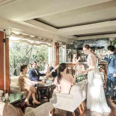 Rouge Blanc(ルージュ:ブラン) ●BRASSグループ 待合室も自然光が差し込むナチュラルな空間。ガーデンの緑が心を落ち着かせる。