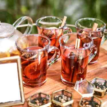 Rouge Blanc(ルージュ:ブラン) ●BRASSグループ 季節のドリンクやこだわりのコーヒーを並べて、ゲストをおもてなし。