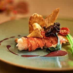 Rouge Blanc(ルージュ:ブラン) ●BRASSグループ 秋らしく「きのこ」を使った一品。見た目から季節を感じる料理