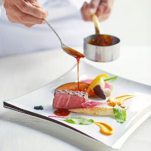 Rouge Blanc（ルージュ：ブラン）　●BRASSグループ 温かい料理は温かいまま。最高の状態で提供できるのも貸切ゲストハウスの魅力。