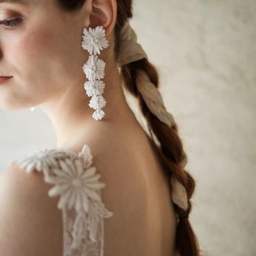 Rouge Blanc(ルージュ:ブラン) ●BRASSグループ トレンドの大振りイヤリングでオシャレ度アップ。