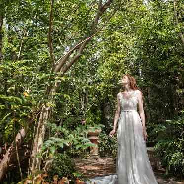 Rouge Blanc(ルージュ:ブラン) ●BRASSグループ ナチュラルなガーデンに似合うシンプルなウエディングドレス。