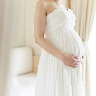 Rouge Blanc（ルージュ：ブラン）　●BRASSグループ ドレスはサイズ調整が可能なので、マタニティの花嫁様もご安心ください。