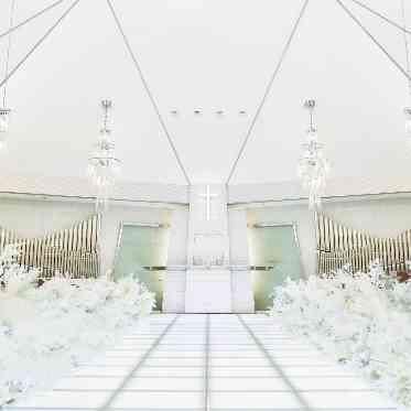 シャンデリア煌めくラグジュアリー空間