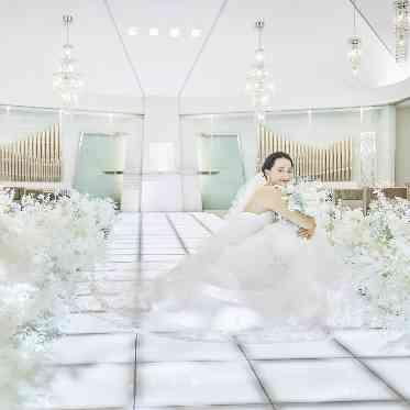 スロープ状で、光り輝くバージンロードが特徴的なチャペル。