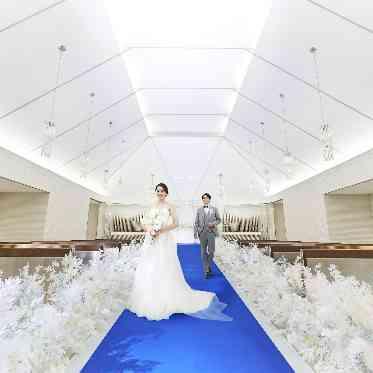 ロイヤルブルーのバージンロードも人気です!