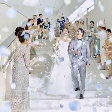 アルカンシエル luxe mariage 名古屋 色とりどりの花びらが映える階段を室内にも完備。雨でもフラワーシャワーOK！
