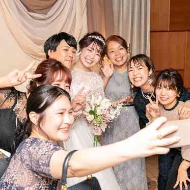 アルカンシエル luxe mariage 名古屋 ご友人の方とウェディングドレスで自撮りもたくさん撮れます♪