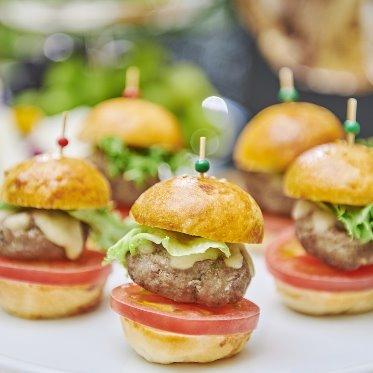 一口サイズのかわいいカナッペがたくさん